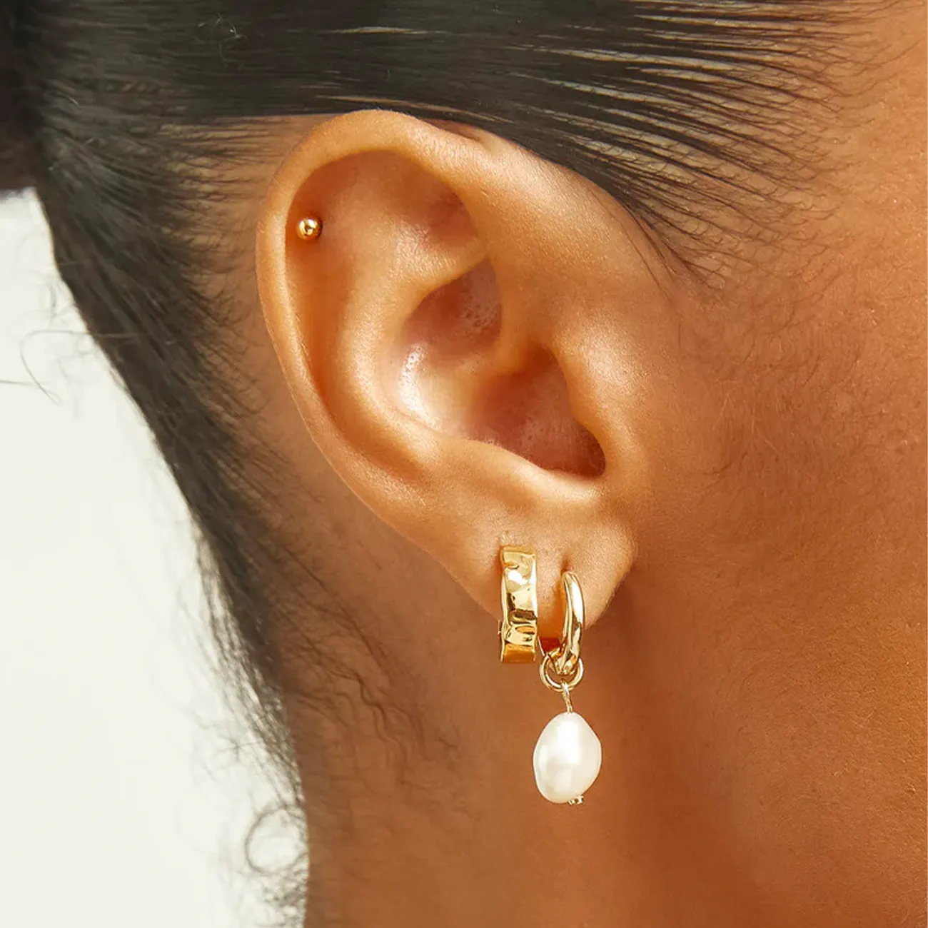 FRIDA SOLID SLEEPER EARRINGS GOLD